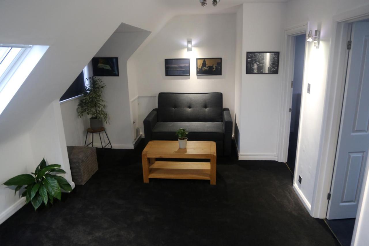 One-Bedroom Flat In Cheam Village Екстер'єр фото
