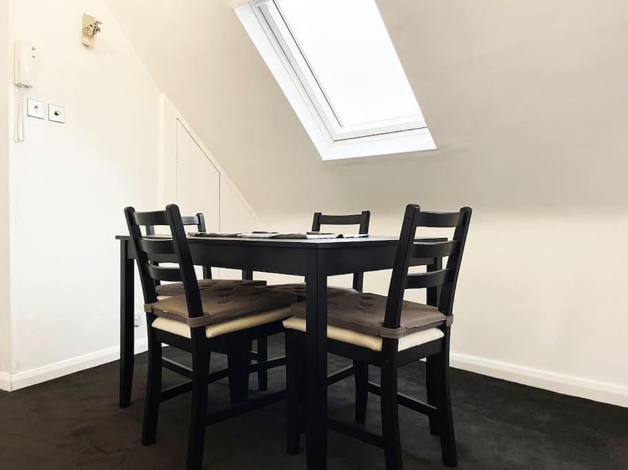 One-Bedroom Flat In Cheam Village Екстер'єр фото