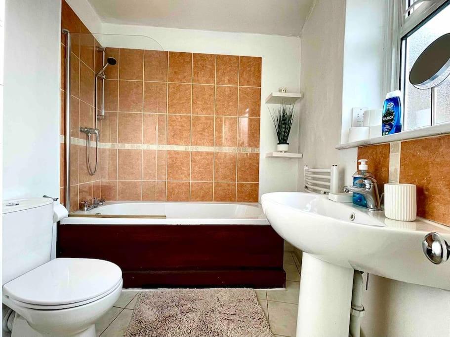 One-Bedroom Flat In Cheam Village Екстер'єр фото